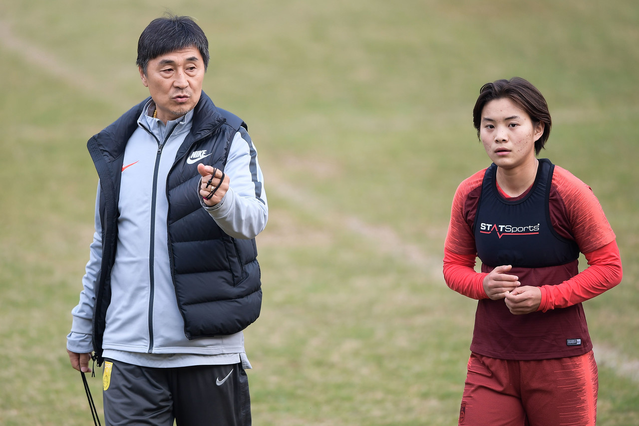 王霜与网友互动时谈贾秀全“茶叶梗”:不需要买,是他送我们喝